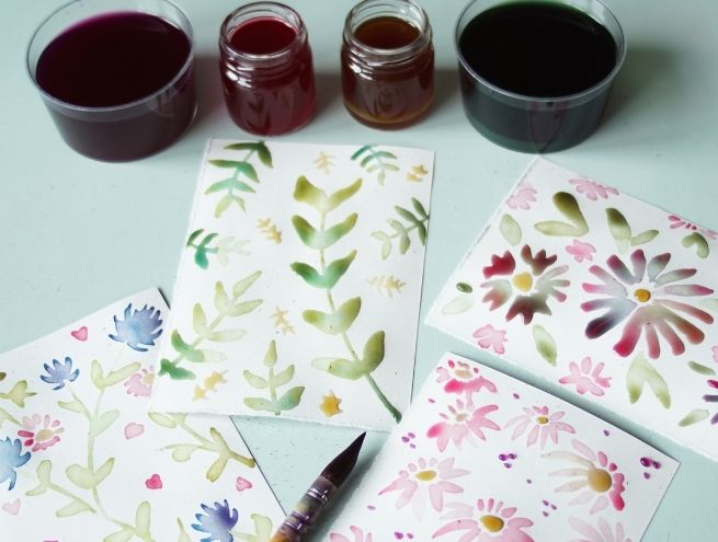 Peintures florales réalisées à l’encre végétale naturelle.