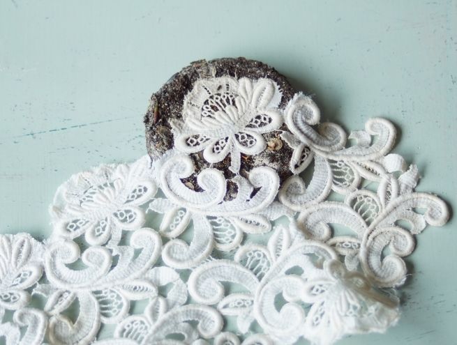 Empreinte de dentelle imprimée sur une boule de terre.