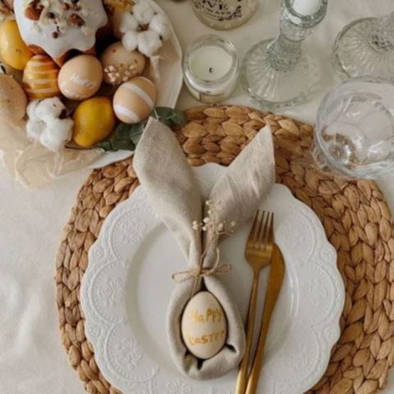 Idée pliage serviette en forme d'oreilles de lapin pour Paques 