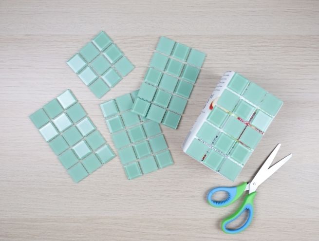 Découpe des plaques de carreaux pour les adapter à la forme de la brique de jus.