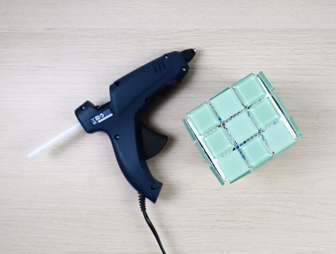 Carton recouvert de carreaux mosaïques prêt pour l'étape de jointoiement.