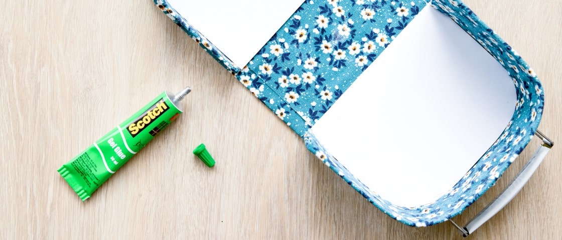 Collage des tissus de la valisette de couture tuto DIY