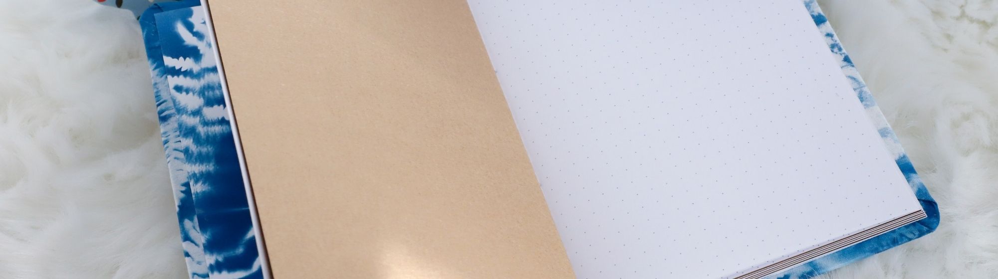 Bannière tutoriel carnet relié en cyanotype bleu.