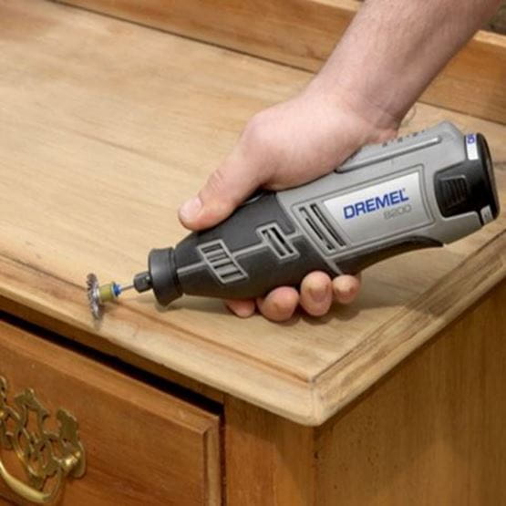 Outil Dremel pour poncer un meuble en bois