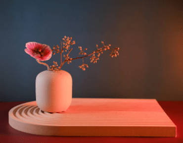 Vase en poterie avec bouquet de fleurs