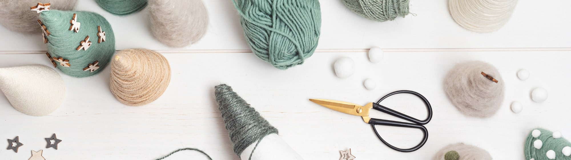 Création DIY en laine en forme de sapin pour Noël 