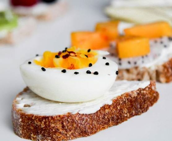 un oeuf sur une tartine de pain