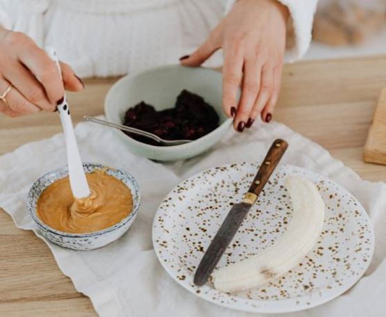 une femme qui fait une belle présentation d'assiette