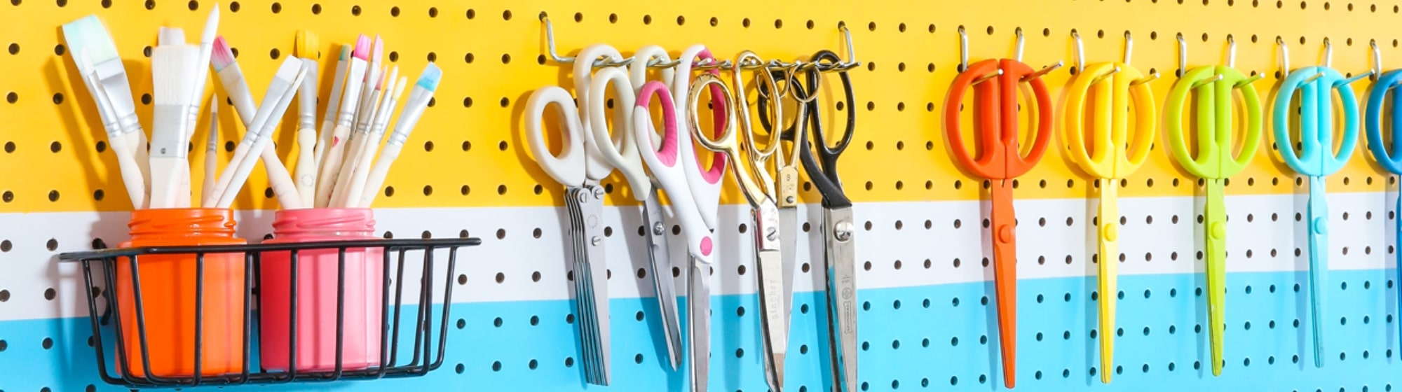 Idée pegboard multicolor DIY pour ranger ses fournitures de loisirs créatifs 